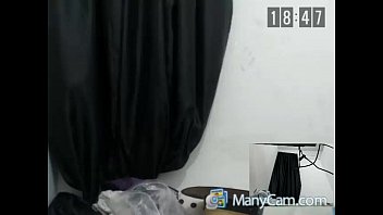 Gata Seios Durinhos Brincando Na Webcam