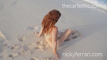Nicky Ferrari Tomando El Sol Desnuda En El Caribe